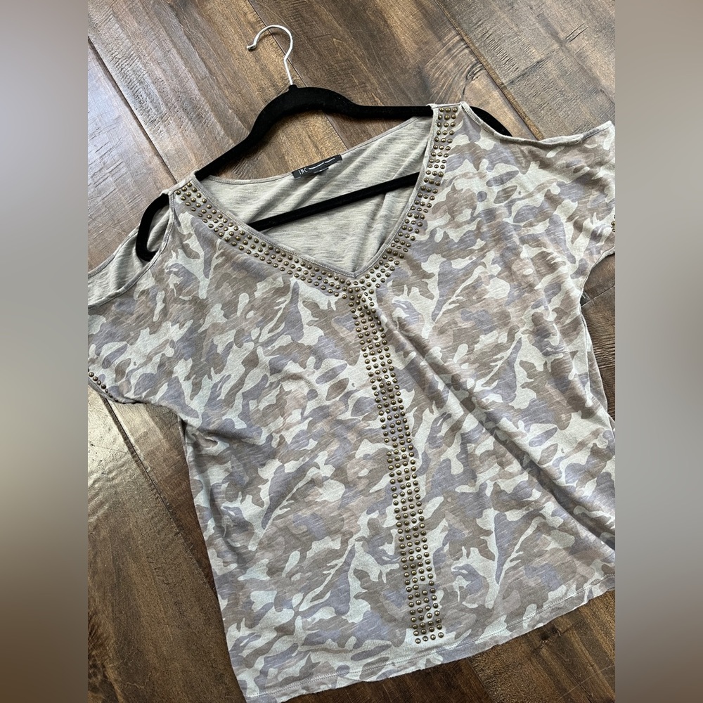INC camouflage rivers studs cold shoulder knit top SZ: M